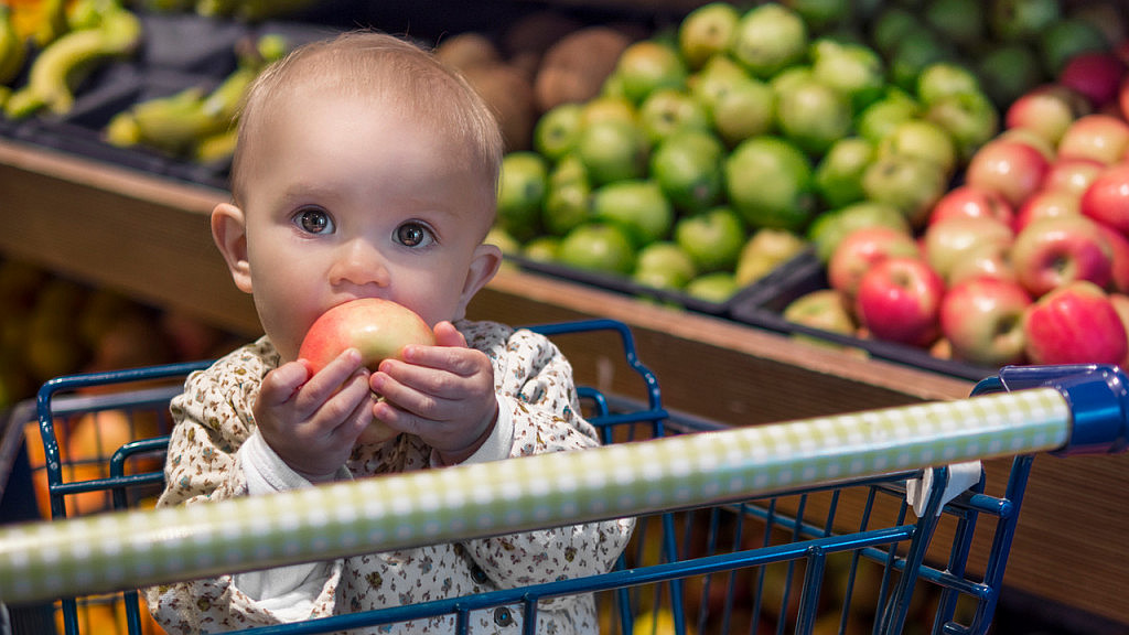 baby with apple